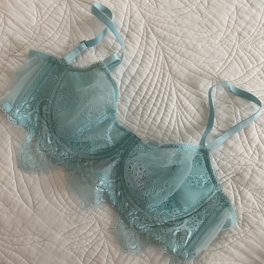 Victoria’s Secret Dream Angels unlined push-up bra 34C in baby blue